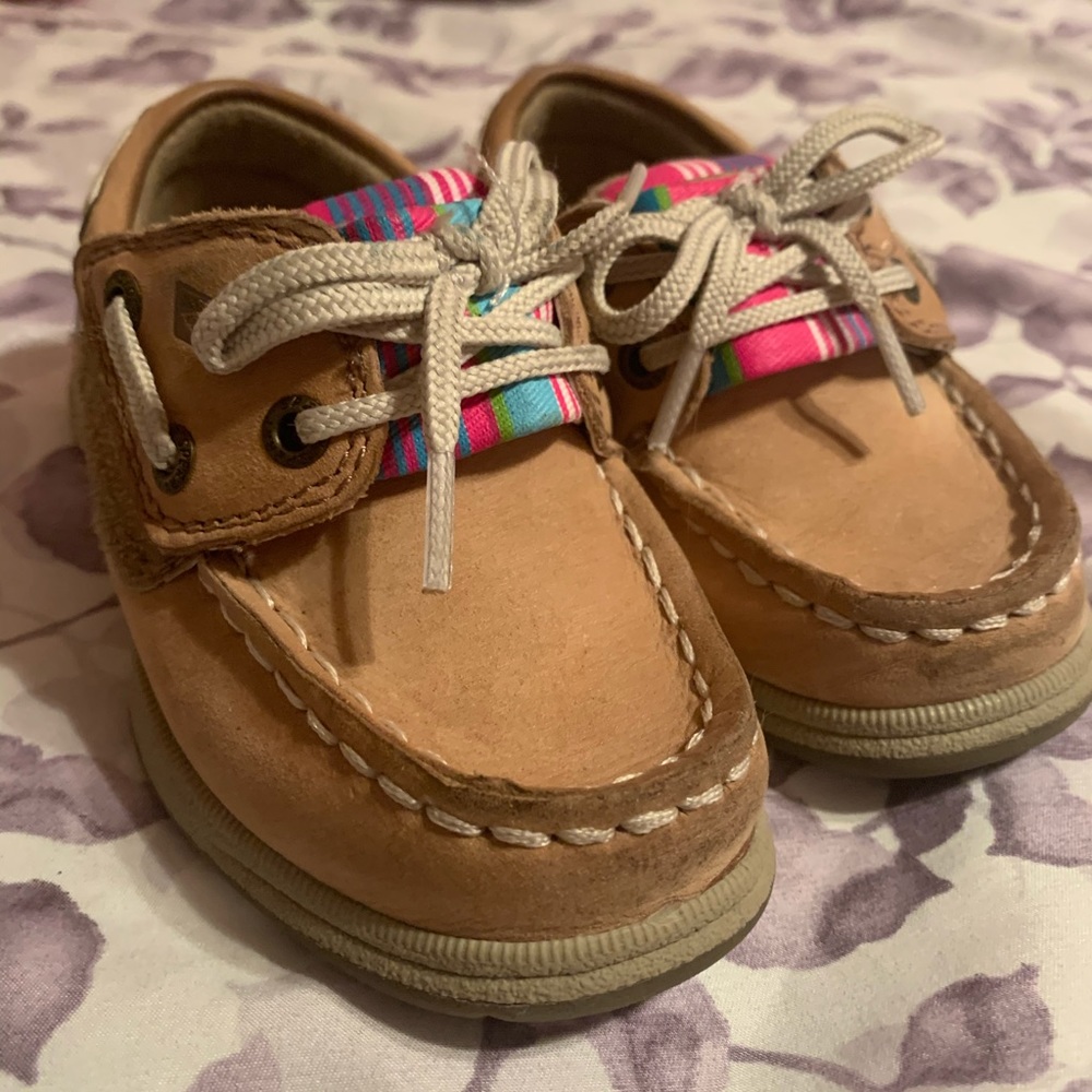 Girls sperrys 6